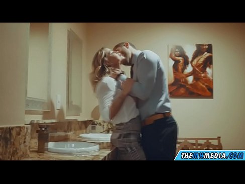 ❤️ Kiedy biuściasta blondynka uwodzi cię w publicznej toalecie ️❌ Just porn at us ☑